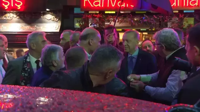 İstanbul-Cumhurbaşkanı Erdoğan, Üsküdar'da esnaf ziyaretinde bulundu