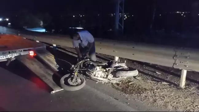 Malatya'da Otomobil ve Motosiklet Çarpıştı: 1 Ölü, 2 Yaralı