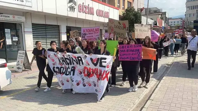 Osmaniye'de Öğrenciler Kadına ve Çocuğa Yönelik Şiddeti Protesto Etti