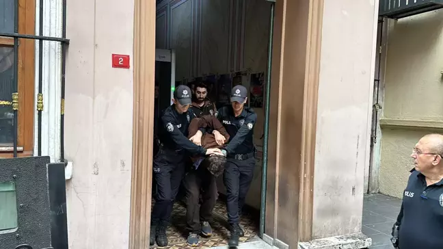 İstiklal Caddesi'nde Polis Memuruna Bıçakla Saldırı