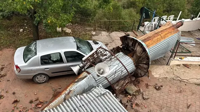 Fırtına, Safranbolu'da Cami Minaresini Devirip Hasara Neden Oldu