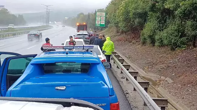 Düzce'de Sağanak Yağışlı Yolda Zincirleme Trafik Kazası: 1 Ölü, 2 Yaralı