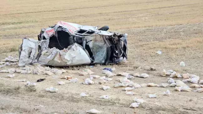 Bitlis'te Lastiği Patlayan Minibüs Şarampole Devrildi: 2 Yaralı