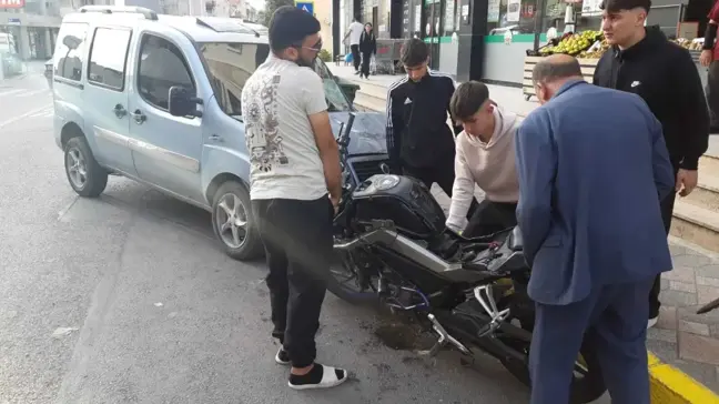 Körfez'de Motosiklet ve Hafif Ticari Araç Çarpıştı: 2 Yaralı