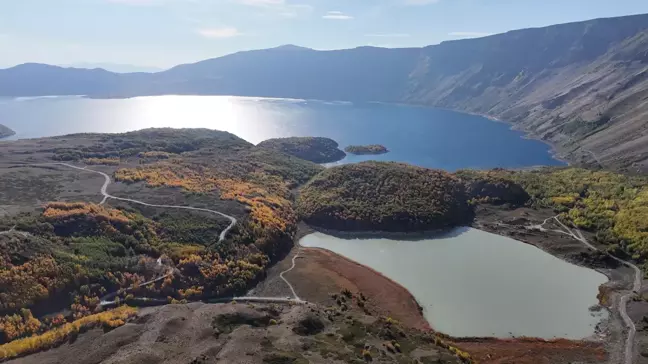 Nemrut Krater Gölü Sonbahar Güzellikleriyle Ziyaretçilerini Ağırlıyor