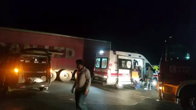 Erzurum'da Yolcu Minibüsü Tıra Çarptı: 4 Yaralı