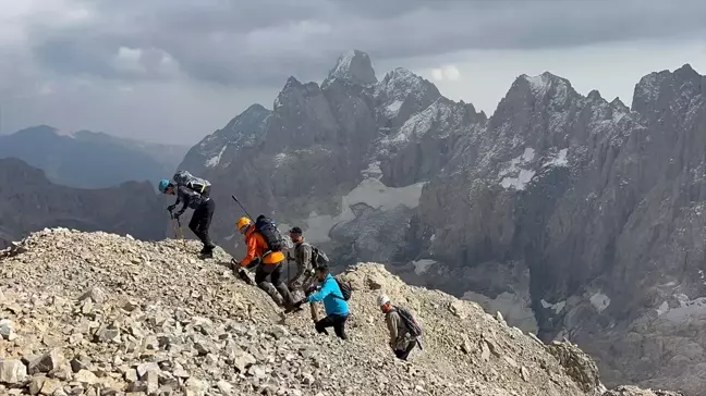 Hakkari'de Dağcılar Köşe Direği Dağı'na Tırmandı