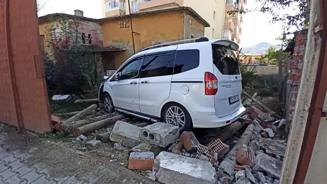 Çorum'da Kontrolden Çıkan Araç Duvarı Yıktı: Bir Yaralı