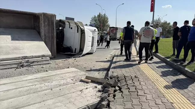 Kahramanmaraş'ta Beton Blok Yüklü Tır Devrildi