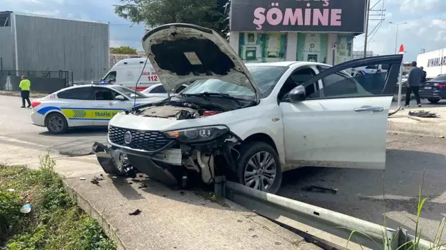 Kocaeli'nde Otomobilin Kaldırıma Çıkması Sonucu 3 Kişi Yaralandı