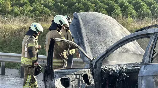 İstanbul'da Lüks Araç Yangını: İki Kişi Kurtuldu