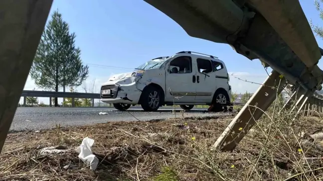 Diyarbakır'da Hafif Ticari Araç Takla Attı: 3 Yaralı