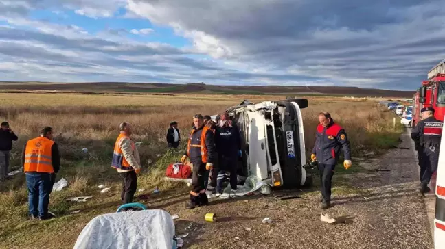 Çorum'da Tır ile Minibüs Çarpıştı: 1 Ölü, 14 Yaralı