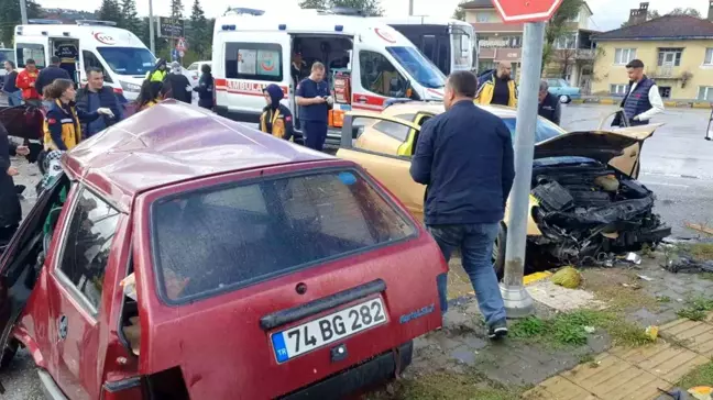 Bartın'da Feci Kaza: İki Araç Çarpıştı, 6 Yaralı