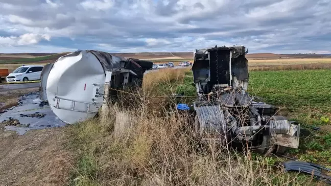 Çorum'da Tarım İşçilerini Taşıyan Minibüs ile Tanker Çarpıştı: 1 Ölü, 17 Yaralı