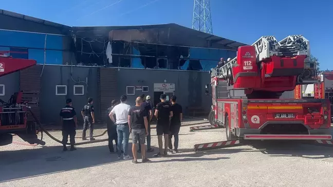 Antalya'da Otomobil Yedek Parça Deposunda Yangın Çıktı