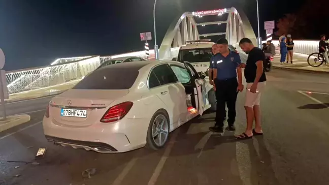 Antalya'da Kırmızı Işık İhlali Kazası: 4 Yaralı