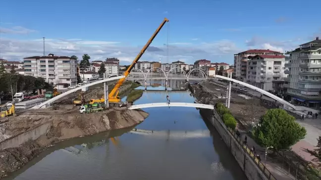 Terme Çayı Islah Projesi Kapsamında Yeni Yaya Köprüsü Montajına Başlandı