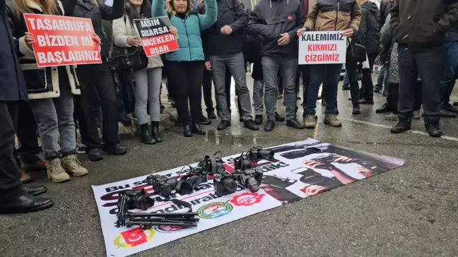 Zonguldak'ta Yerel Gazeteciler Düşük Ücret ve İtibarsızlaşmaya Karşı Eylem Düzenledi