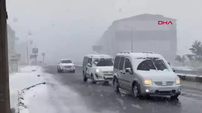 Bitlis'te Kar Yağışı Trafiği Olumsuz Etkiledi