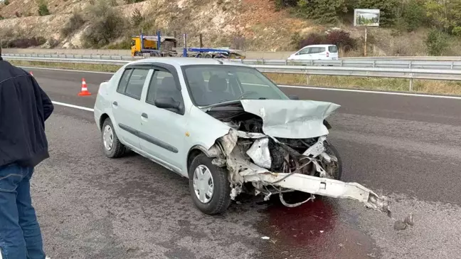 Bolu'da Kontrolden Çıkan Otomobil Bariyerlere Çarptı