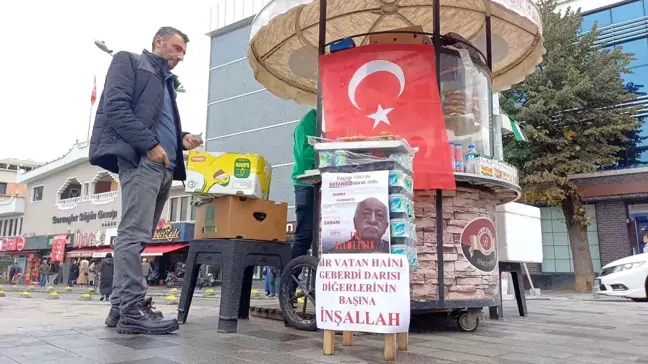 Simitçi, Fethullah Gülen'in ölümünü tatlı dağıtarak kutladı