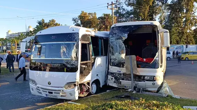 Manavgat'ta Otel Servislerinin Çarpışması: 13 Yaralı