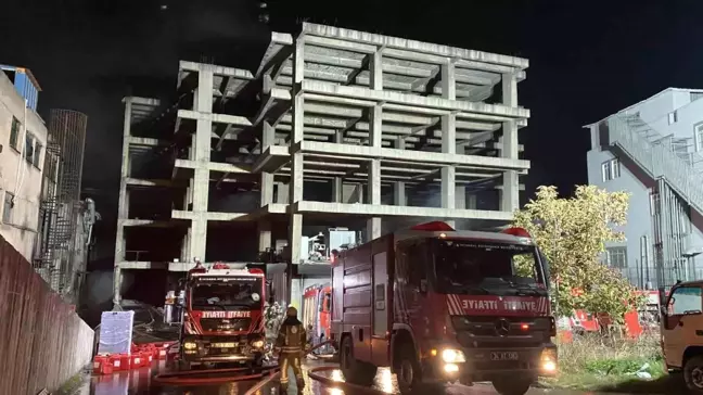 İstanbul Zeytinburnu'nda İş Merkezinde Yangın, 13 Saat Sonra Devam Eden Söndürme Çalışmaları