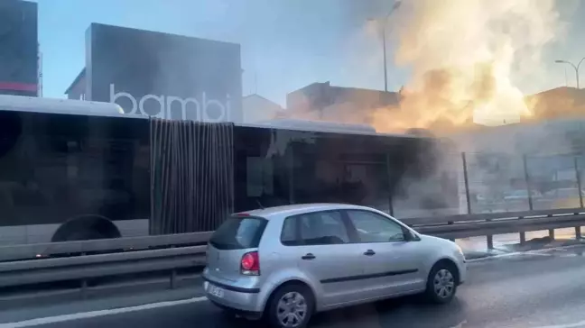 İstanbul Avcılar'da Metrobüs Yangını Paniğe Neden Oldu