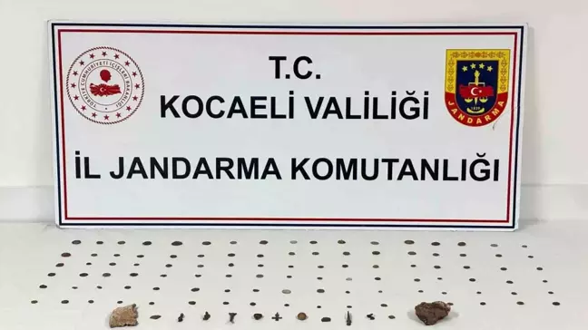 Kocaeli'nde Tarihi Eser Kaçakçılığı Operasyonu: 100 Sikke ve 15 Obje Ele Geçirildi