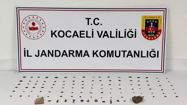 Kocaeli'de Tarihi Eser Kaçakçılığı Operasyonu: 100 Sikke ve 15 Obje Ele Geçirildi