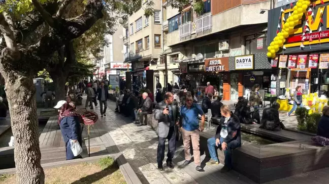 Eskişehir'de Güneşli Hava Vatandaşları Çay Bahçelerine Çekti