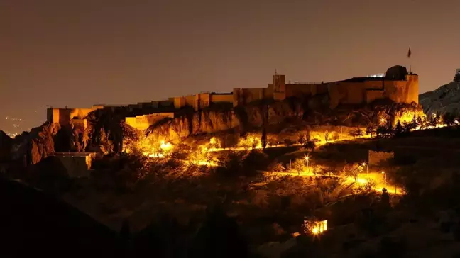 Harput'un Tarihi Güzellikleri Gece Fotoğraflarıyla Hayran Bırakıyor