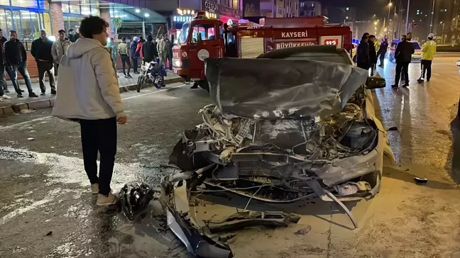 Kayseri'de Trafik Kazası: 4 Yaralı ve Otomobil Yangını