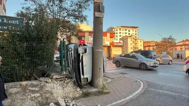 Gebze'de Otomobilin Elektrik Direğine Çarpması Sonucu 1 Kişi Yaralandı