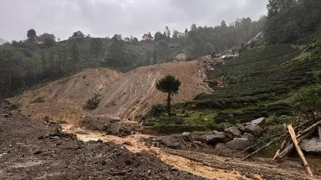 Çayeli'nde Sağanak Yağışlar Heyelana Neden Oldu