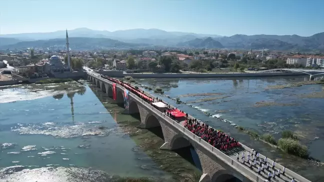 Osmancık'ta Cumhuriyet Bayramı Coşkusu: 101 Metre Uzunluğunda Bayrak Yürüyüşü