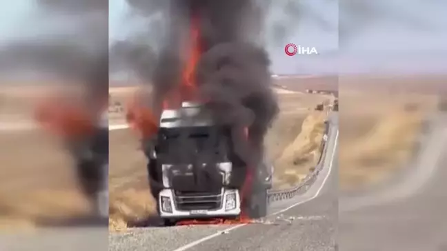 Diyarbakır'da Saman Yüklü Tır Yangını
