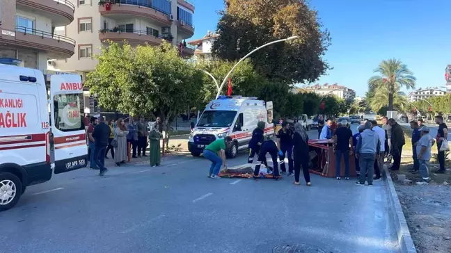 Antalya'da Otomobil ve Akülü Motosiklet Çarpıştı: 2 Yaralı