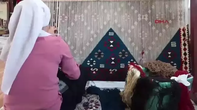 Van'da Kadınlar Kilim Dokumacılığını Yaşatıyor