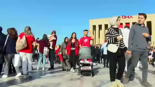 Anıtkabir'e Binlerce Kişi Akın Etti