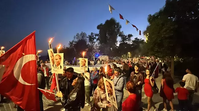 Antalya'da Cumhuriyet Bayramı Coşkusu Fener Alayıyla Kutlandı