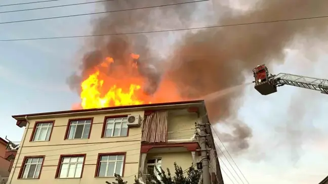 Karaman'da binanın çatısı alev topuna döndü, mahalleli sokağa döküldü