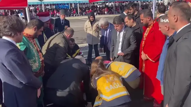 Cumhuriyet Bayramı'nda Fenalaşan Mehteran Bölükbaşına Vekillerden Anında Müdahale