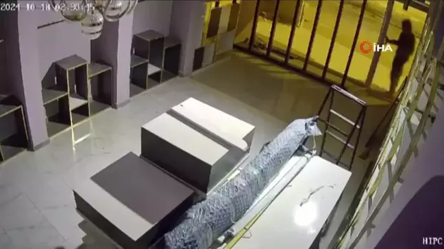 Motosikletle gelen kundakçı 3.denemede iş yerini böyle ateşe verdi