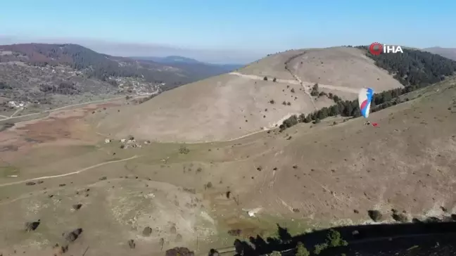 Bolu'da Cumhuriyet Bayramı'nda Yamaç Paraşütüyle Türk Bayraklarıyla Uçtular