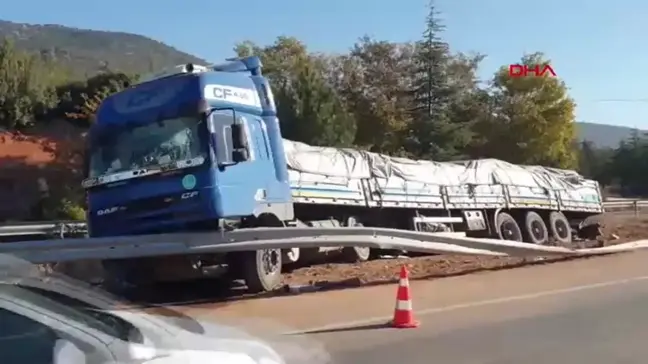 Eğirdir'de Yem Yüklü TIR Kaza Yaptı, Sürücü Yaralandı