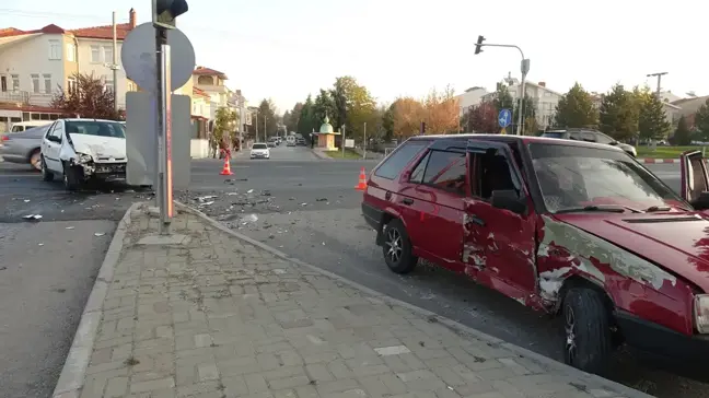 Kütahya'da Trafik Kazası: 3 Yaralı