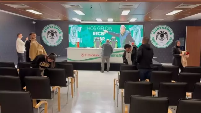 Konyaspor'da Protesto: Yeni Teknik Direktör Geç Kalınca Basın Mensupları Salondan Ayrıldı