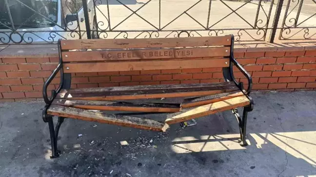 Aydın'da Gençlik Merkezi Önündeki Banka Vandalizm